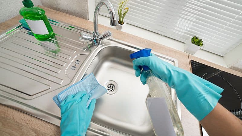 cleaning kitchen sink