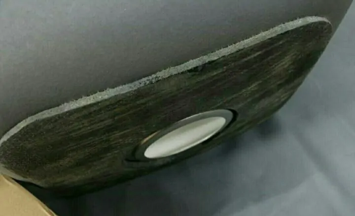 Schalldämpfende Polster aus dickem Gummi