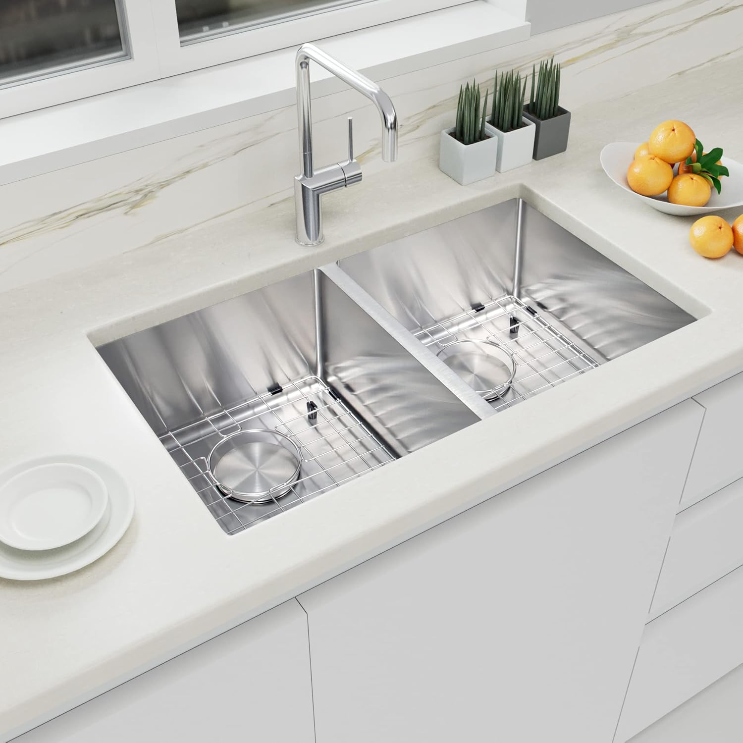 Cucina moderna con lavello sottopiano a doppia vasca in acciaio inossidabile, elegante rubinetto cromato e ripiani bianchi.